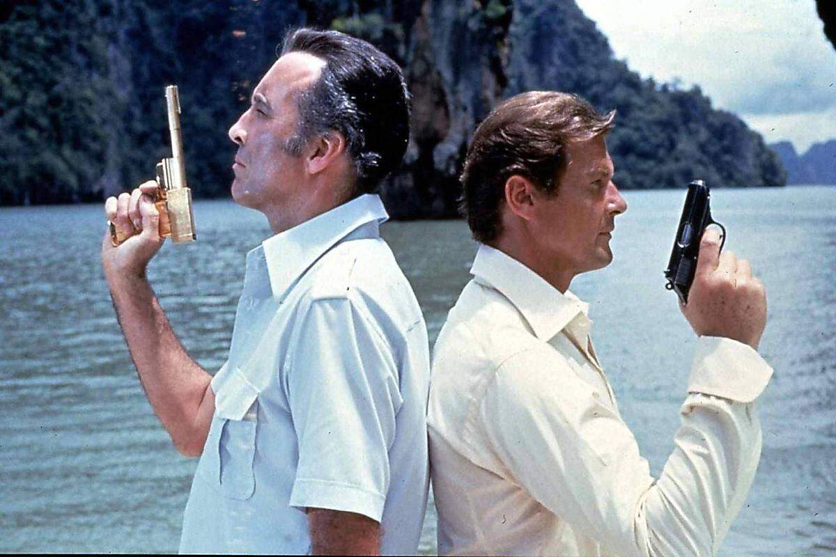 Ab Mitte der 70er Jahre nahm Lee Abstand vom Horrorgenre. Sein Schurken-Image wurde er aber nicht los: Im Bond-Film "Der Mann mit dem goldenen Colt" mimte er 1974 Roger Moores Gegenspieler Francisco Scaramanga (links im Bild). Bond-Autor Ian Fleming, ein entfernter Cousin Lees, soll gar die Figur des Dr. No nach Lees Vorbild geschaffen haben.