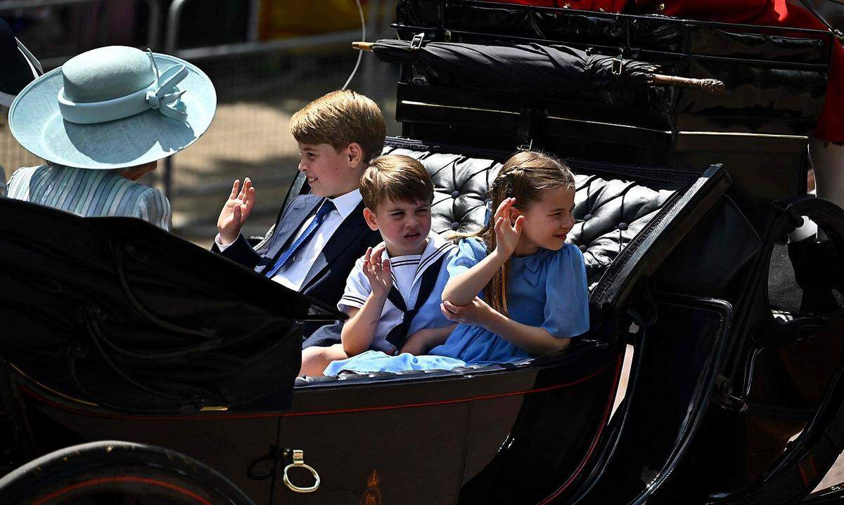 Auch die jüngsten Royals dürfen bei den Feierlichkeiten nicht fehlen. Prinz George, Prinz Louis und Prinzessin Charlotte (v.l.n.r.) sind in einer Pferdekutsche auf dem Weg in den Buckingham Palace.