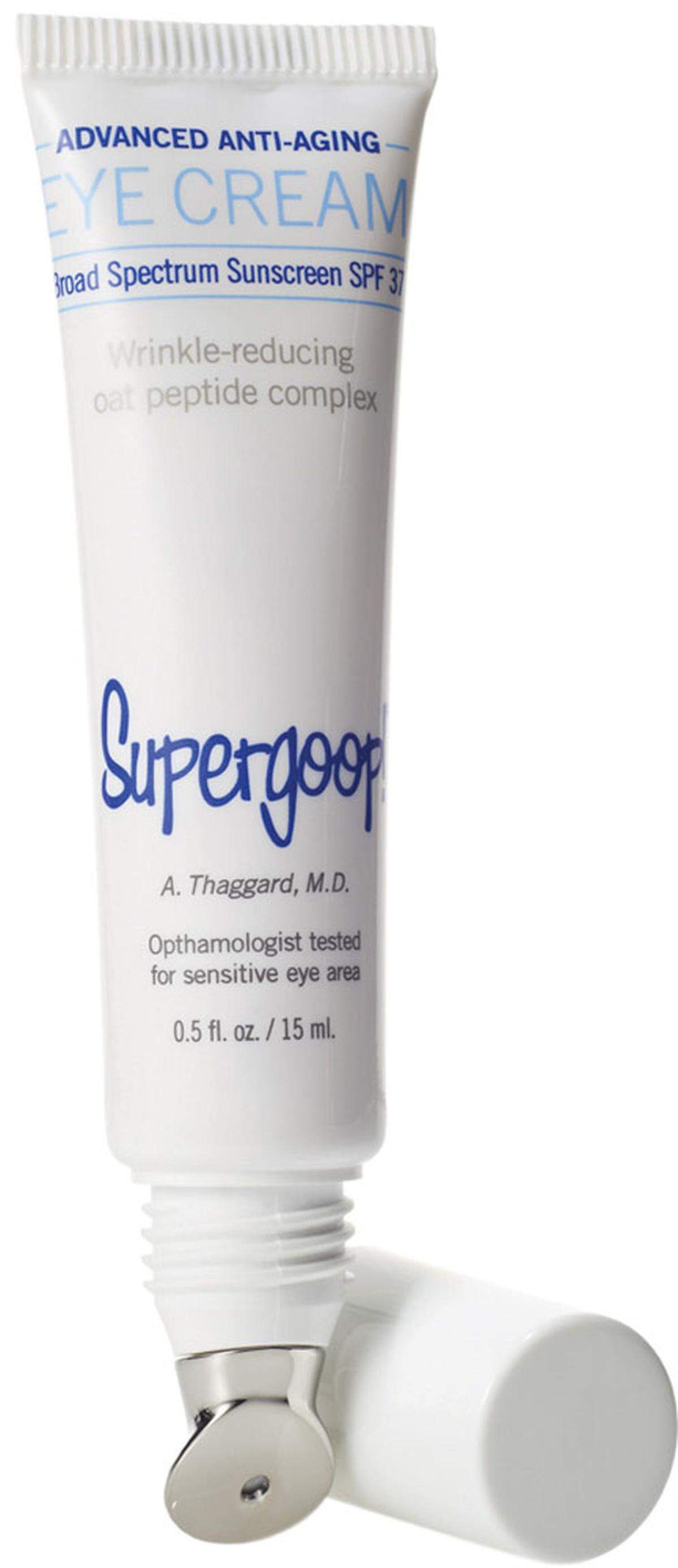 Die Advanced SPF 40 Antioxidant-Infused Anti-Aging Eye Cream von Supergoop! schützt die empfindliche Augenpartie mit Lichtschutzfaktor 40. Die Massagespitze zum Auftragen kühlt und lässt Schwellungen abklingen. Preis: 49 Euro/15ml.