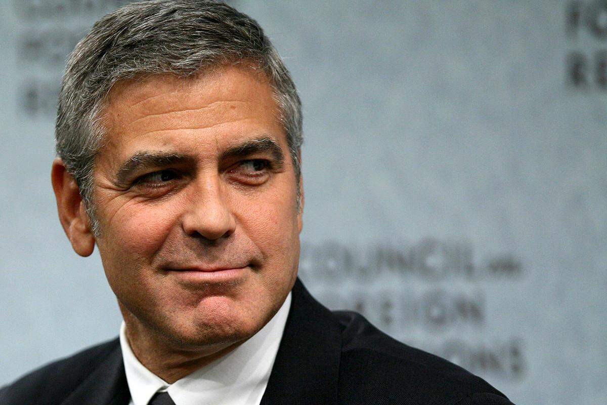 George Clooney wird in einem Prozess gegen Silvio Berlusconi in den Zeugenstand treten. Medienberichten zufolge ist der Schauspieler einer von 200 Leuten, die als Zeugen aussagen. Der ehemalige Ministerpräsident Italiens wird des Amtsmissbrauchs und der Förderung der Prostitution mit Minderjährigen beschuldigt.