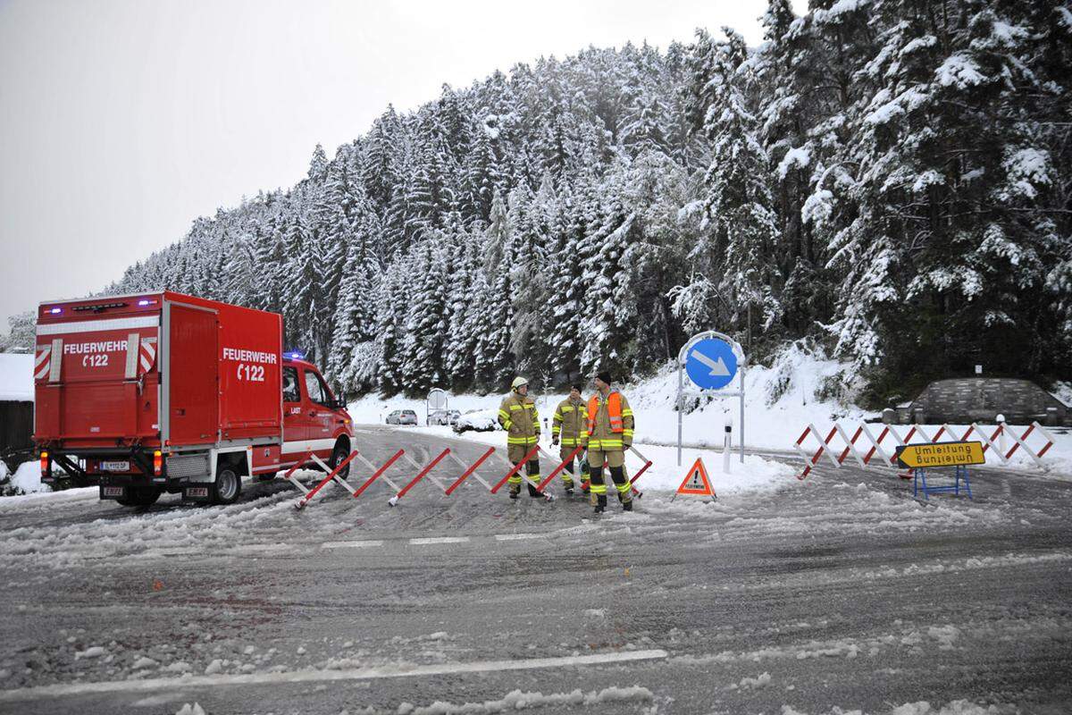 Die Straße ins ehemalige Olympia-Skigebiet Axamer Lizum musste gesperrt werden.