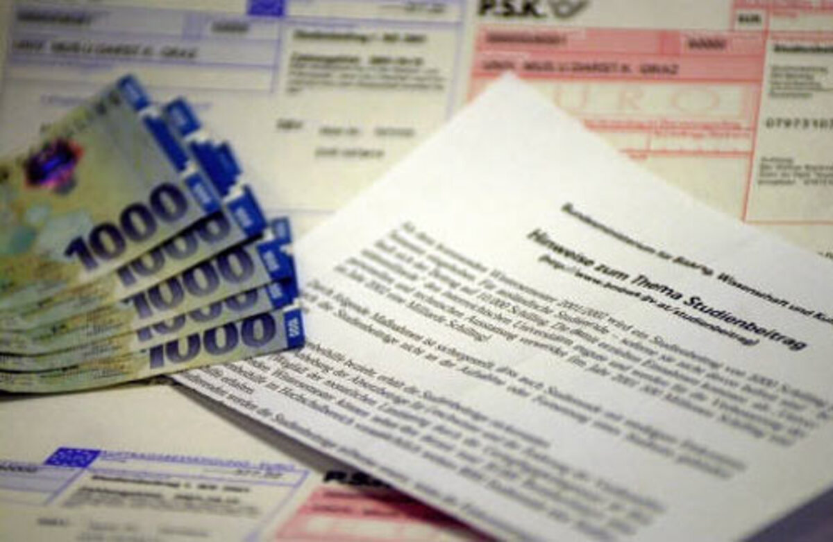 Mit Beginn des Wintersemesters 2001/02 werden die Gebühren erstmals eingehoben. Die Studentenzahl sinkt um 19,7 Prozent, jene der Studienanfänger um rund 14 Prozent.