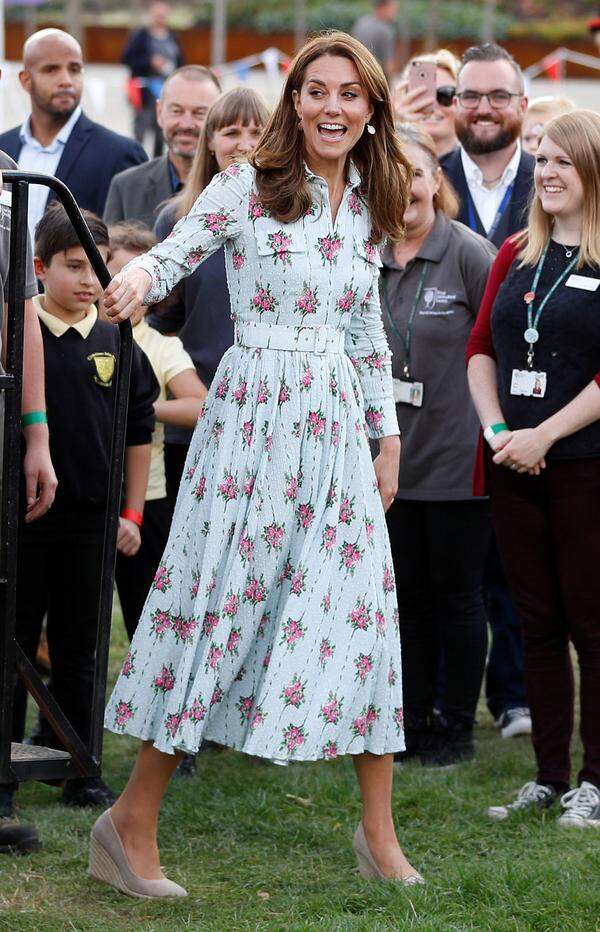 Herzogin Kate trug ein Kleid von Emilia Wickstead und dazu Wedges von Monsoon.