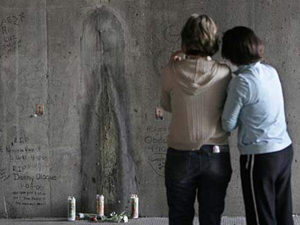 Es muss aber nicht immer ein Baum sein: In einer Unterführung in Chicago verursachte Salzwasser 2005 einen dunklen Fleck an der Wand, ...