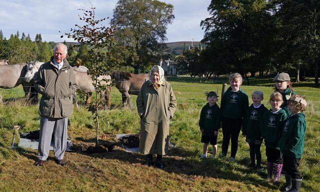 Queen Elizabeth II and Prince Charles im Oktober 2021 beim Start der landesweiten Baumpflanzaktion in Schottland..