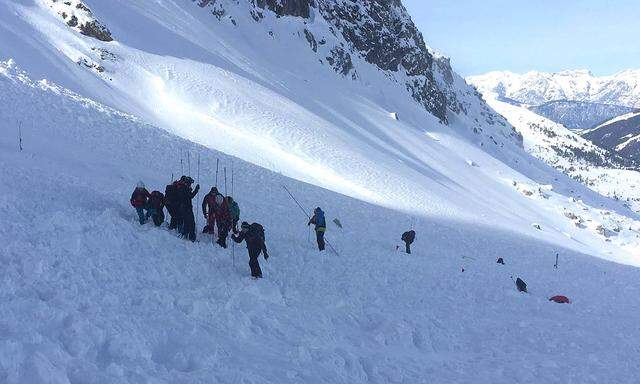 TIROL: LAWINENABGANG IN DER WATTENER LIZUM