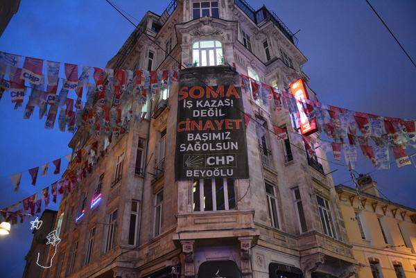 Vor dem Parteigebäude hängt ein Transparent, das an die Toten im Kohlebergwerk Soma (Westtürkei) erinnert: "Soma ist kein Arbeitsunfall, sondern ein Verbrechen". Bei dem Bergwerksunglück kamen mehr als 300 Kumpel ums Leben. Während seines Besuchs in Soma sorgte Erdogan mit seiner Aussage für Unmut, dass solche Unfälle eben passierten. Auch Soma hat dem Gezi-Jahrestag viel Auftrieb gegeben.