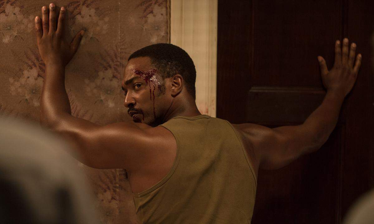 von Kathryn Bigelow, mit John Boyega, Anthony Mackie, Algee Smit Darf eine Weiße einen Film über das Martyrium der Schwarzen drehen? Und wenn ja, darf sie die Gewalt dann so sehr in Szene setzen? Ihre Film „Detroit“ über die Rassenunruhen 1967 hat Bigelow einige Kritik eingebracht und eine Debatte entfacht. Die drastische Darstellung hat hier aber durchaus ihren Sinn: „Detroit“ ist eine Anklage, ein Weckruf, ein filmisch formulierter Schlag in die Magengrube. Ein überwältigendes Passionsdrama, das wehtun will. 