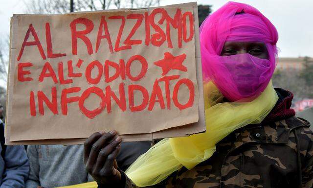 Nein zu „Rassismus und unbegründetem Hass“: eine Demo gegen Fremdenfeindlichkeit nach dem blutigen Angriff auf Migranten in Macerata.