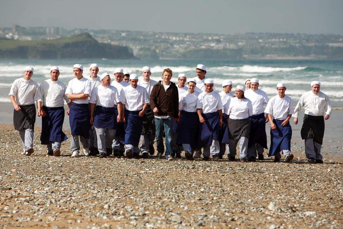 Jamie OliverEines seiner „Fifteen“ liegt an der Küste Watergate Bay.