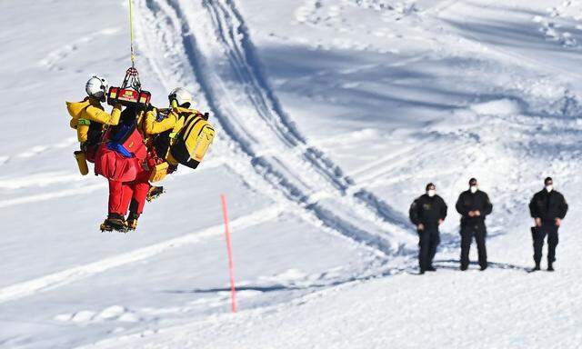Der Schweizer Urs Kryenbühl  wird nach seinem Sturz ausgeflogen