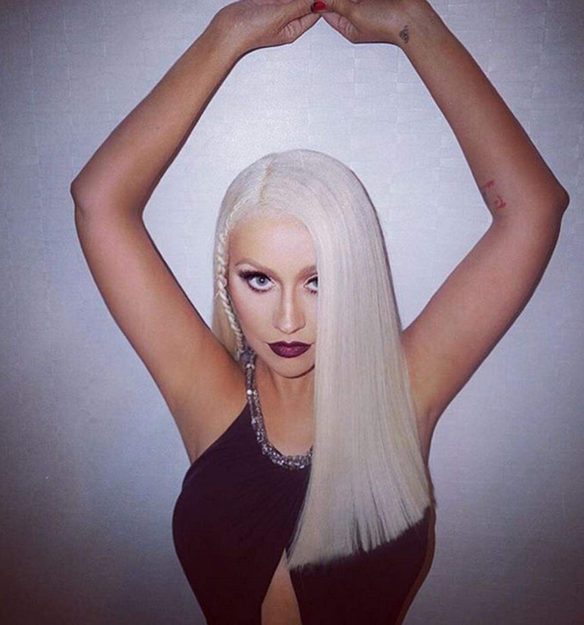 Mit ihren blonden Haaren hat Christina Aguilera schon zu Beginn ihrer Karriere Britney Spears Konkurrenz gemacht. Zwischendurch hat sie sich als Dunkelhaarige versucht, aber auch ganz mutig war sie schon.