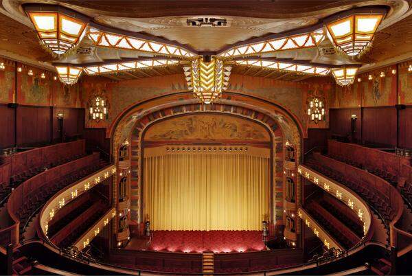 1921. Das Pathe Tuschinski in Amsterdam pflegte die Theaterarchitektur plus Leinwand.