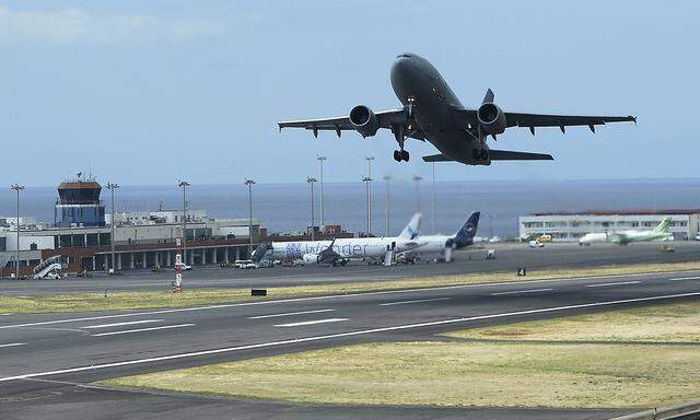 Der Airbus 310 der deutschen Luftwaffe hebt vom Flughafen Funchal auf Madeira in Richtung Deutschland ab.