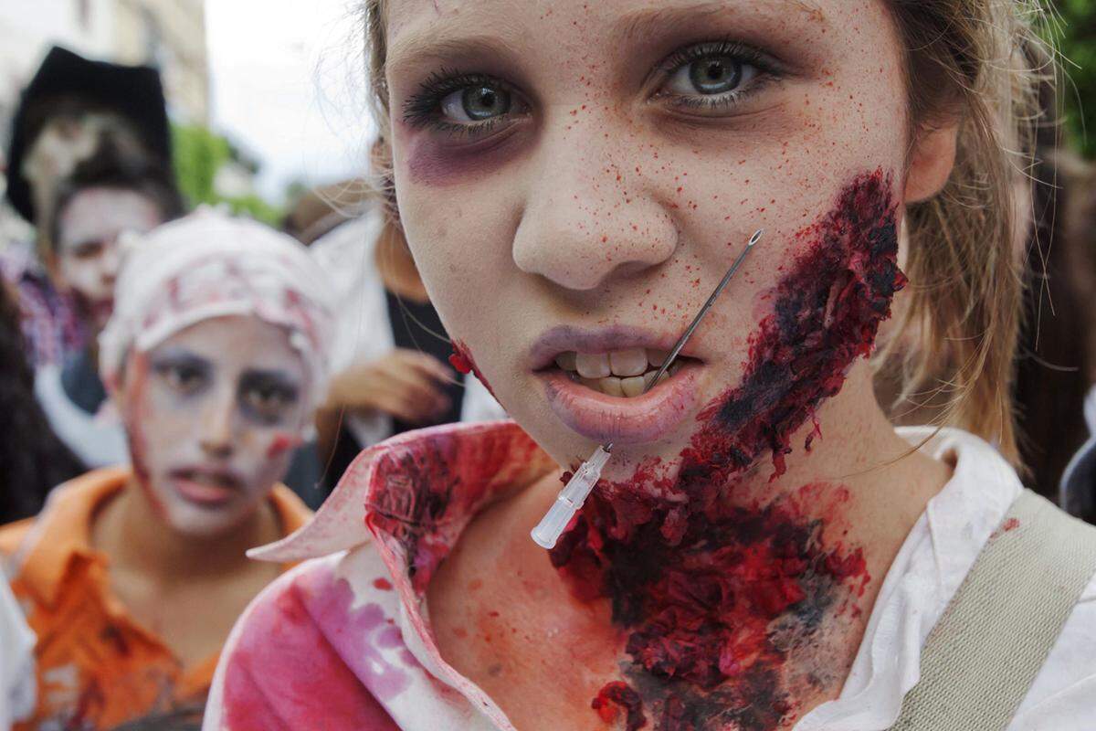 Im mexikanischen Queretaro haben sich wieder Hunderte "Untote" für einen "Zombie-Walk" in Schale geworfen. In der Stadt nördlich von Mexico-City wurde der blutige Flashmob schon zum vierten Mal abgehalten, die Veranstaltungen erfreuen sich rund um den Erdball immer größerer Beliebtheit.