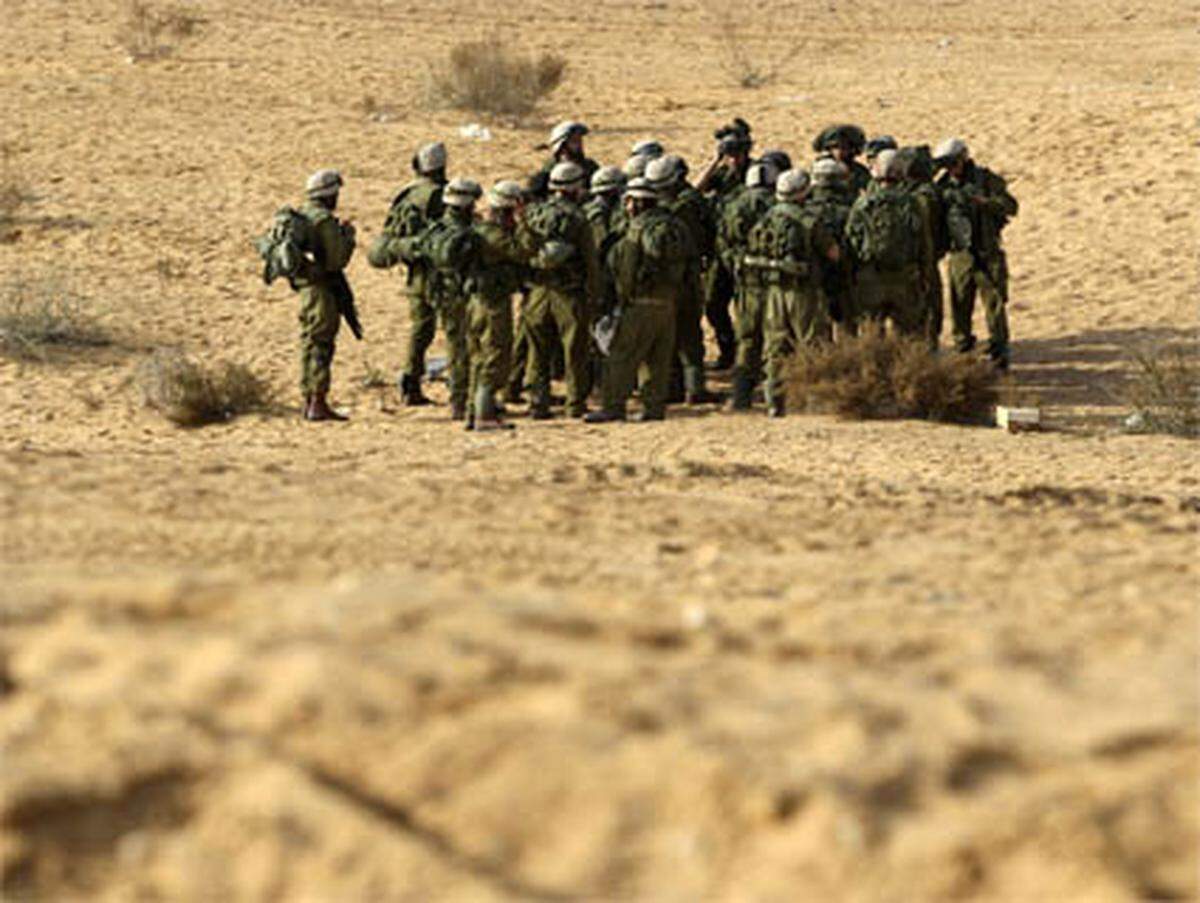 Erstmals seit Beginn der Bodenoffensive schickte Israel Reservisten in das Kampfgebiet.