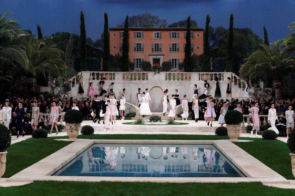 In der "Villa Chanel" wurde Lagerfelds letzte Haute Couture-Kollektion im Jänner 2018 präsentiert, der Designer selbst fehlte an diesem Tag.
