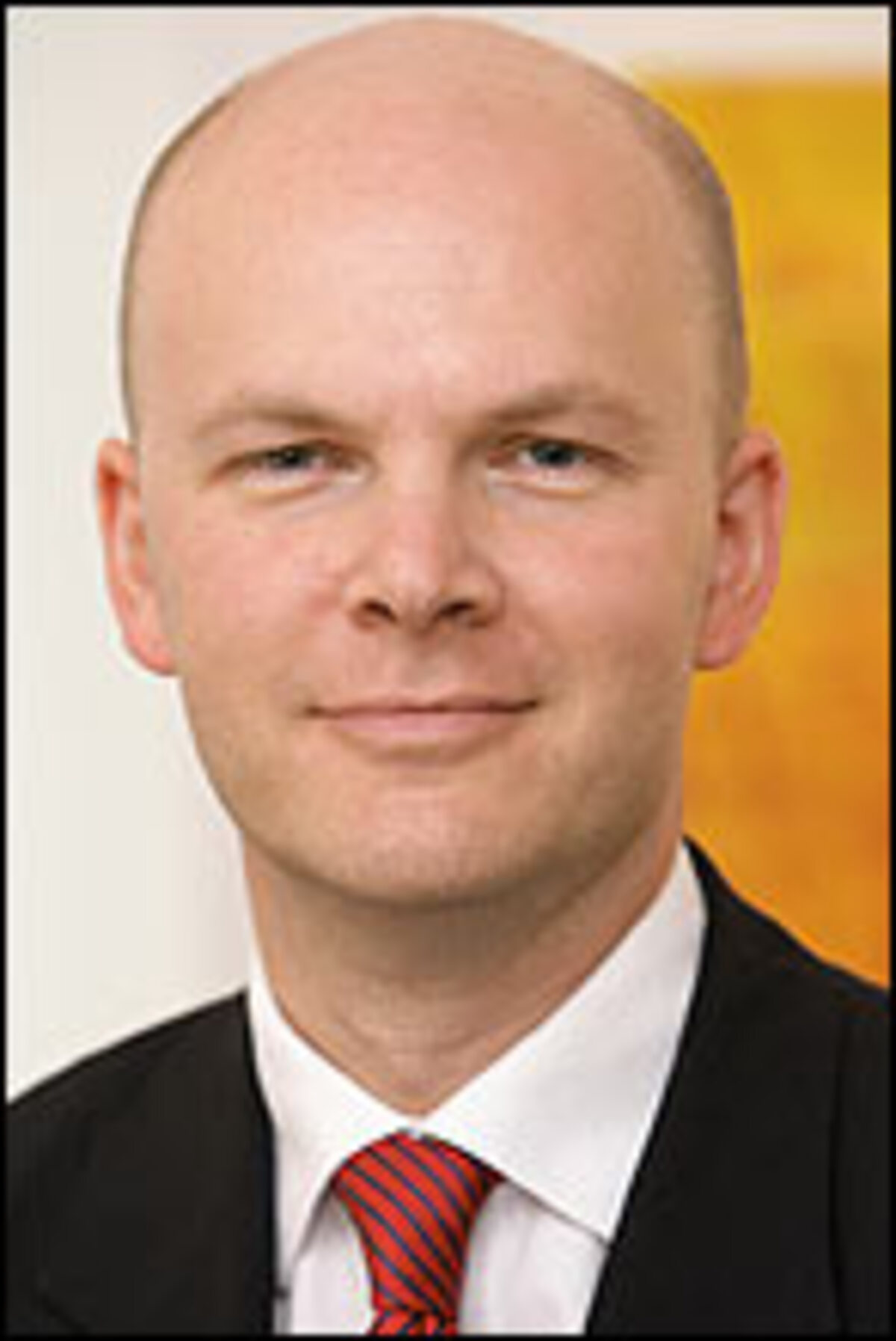 Gerhard Deschkan (39) ist neuer Leiter des strategischen Risikomanagements der Bank Austria Creditanstalt (BA-CA). Er folgt in dieser Funktion Jürgen Kullnigg (45) nach, der in der UniCredit Group die Leitung der "Credit Operations Area" übernommen hat. Das strategische Risikomanagement ist dafür verantwortlich, Modelle und Methoden zu entwickeln, um Kredit-, Markt- und operationelle Risiken für die Bank zu berechnen und schließlich zu minimieren.