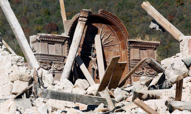 Die eingestürzte Kirche San Salvatore im mittelitalienischen Dorf Campi nach dem Beben 2016. 