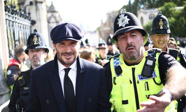 Auch David Beckham verabschiedete sich von der Queen - mit Polizeischutz.