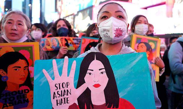 "Stop Asian Hate". Demonstranten in New York am 16. März 2022.  