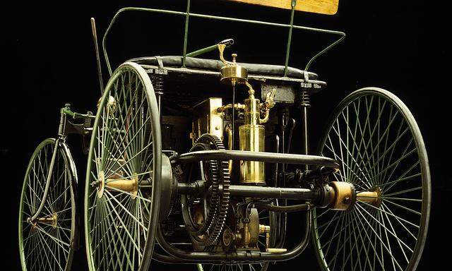 Weltausstellung Paris, 1889: Der Daimler-Stahlradwagen wird gezeigt.