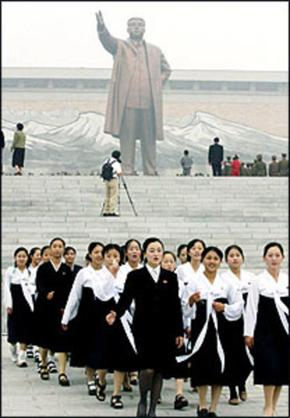 "Wir hoffen, dass die Lage geklärt ist, bevor es zu einem unglücklichen Zwischenfall kommt und wir eine Atomrakete abfeuern. (...) Alles hängt von der Reaktion der Vereinigten Staaten ab." Die südkoreanische Nachrichtenagentur Yonhap zitiert einen nordkoreanischen Regierungsmitarbeiter.