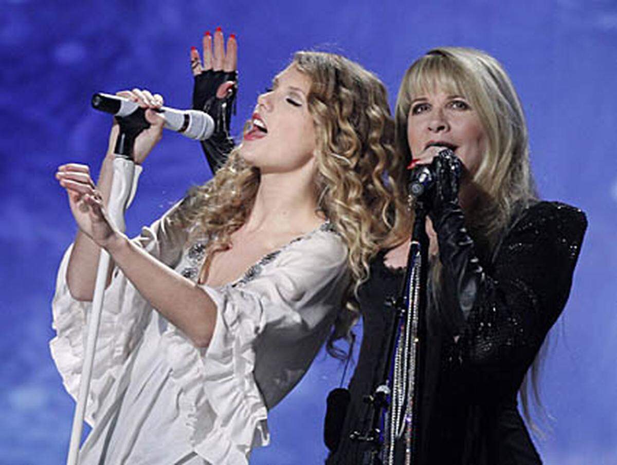 Gesungen und gespielt wurde bei der Musikpreisverleihung natürlich auch: Taylor Swift sang ein Duett mit Ex-Fleetwood-Mac-Sängerin Stevie Nicks.
