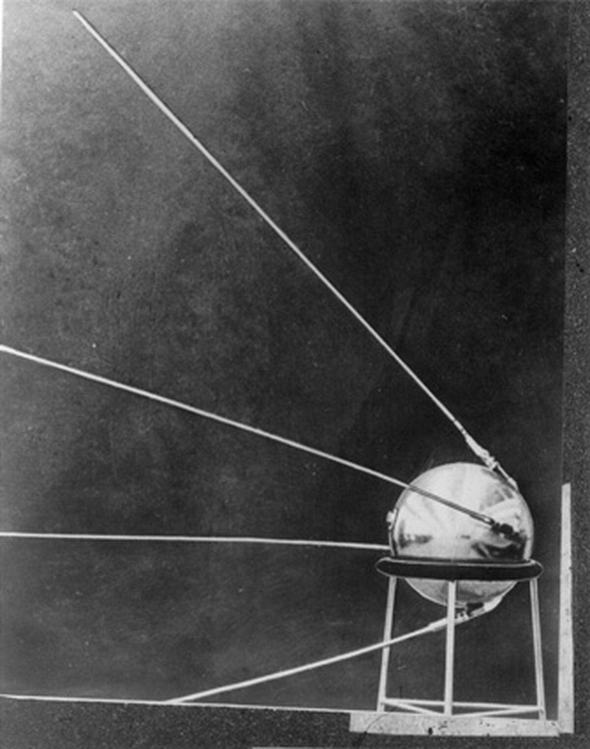 Den ersten "Sieg" im Wettrennen konnten die Russen erringen: Sputnik 1 (Russisch für "Begleiter" oder auch "Satellit") erreichte m 4. Oktober 1957 die Erdumlaufbahn und war gleichzeitig der Startschuss für die sowjetische Raumfahrt. Vom auch heute noch eingesetzten Weltraumbahnhof Baikonur aus wurde die 58 Zentimeter durchmessende und 83,6 Kilogramm schwere Kugel ins All geschossen. 21 Tage lang sendete "Sputnik 1" ein Kurzwellensignal und umrundete die Erde alle 96 Minuten. Nach 92 Tagen verglühte er in der Atmosphäre.