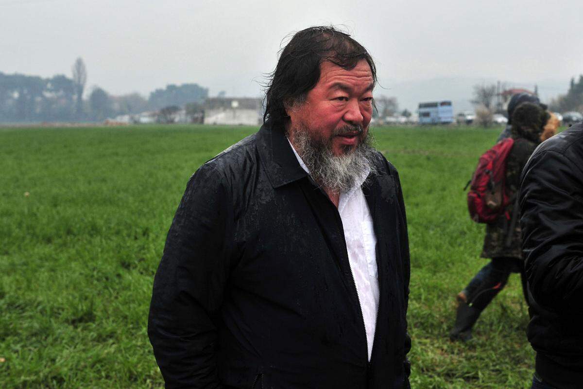 Im Februar hatte Ai Weiwei mit einer Installation aus Schwimmwesten am Berliner Gendarmenmarkt für Aufsehen gesorgt. Der Künstler wollte damit an das Schicksal der Flüchtlinge erinnern, die auf ihrem Weg nach Europa ertrunken sind.