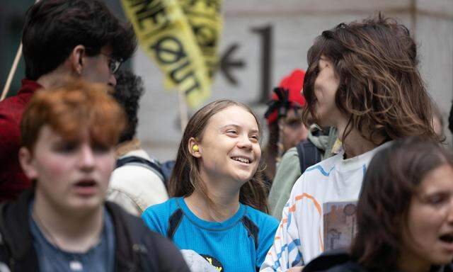 Am Bild: Greta Thunberg auf einem Protest vor dem Londoner Büro der Bank JP Morgan. Dort forderte sie das Unternehmen auf, die Finanzierung fossiler Brennstoffe einzustellen. 
