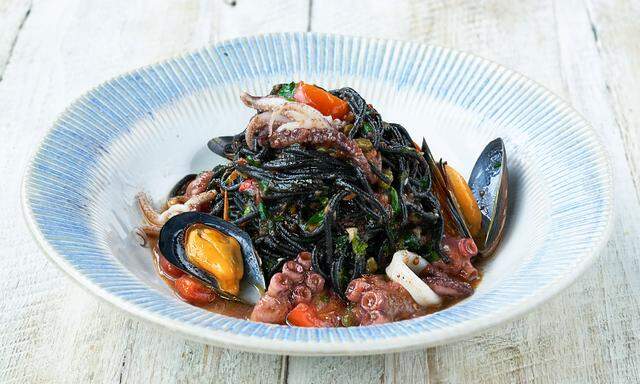 Schwarze Spaghetti mit Tintenfisch und Muscheln