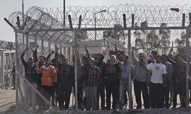 Die Migranten im griechischen Flüchtlingslager Amygdaleza protestieren gegen die Lebensbedingungen.