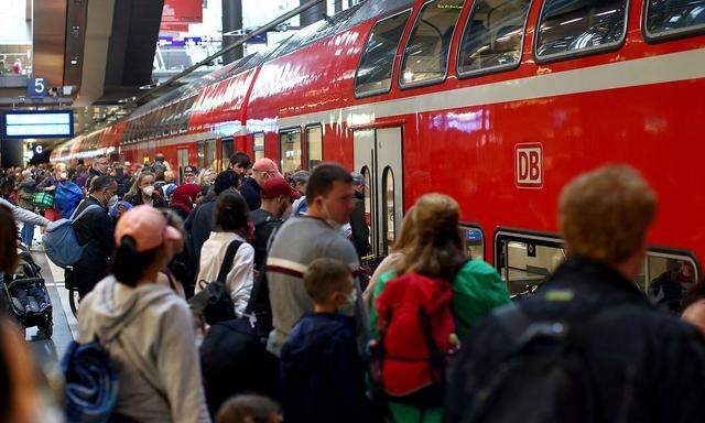 Vor allem der Regionalverkehr der Deutschen Bahn ist dank Neun-Euro-Ticket derzeit überlastet.