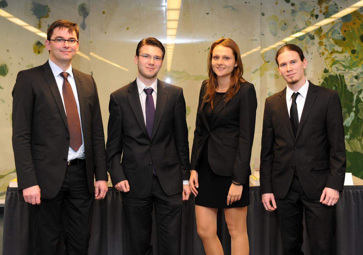 Team 9 mit Kurt Wratzfeld, Fellner Wratzfeld &amp; Partner Rechtsanwälte und den Studierenden Peter Schönmann, Natasa Djordjic, Dominik Rath.
