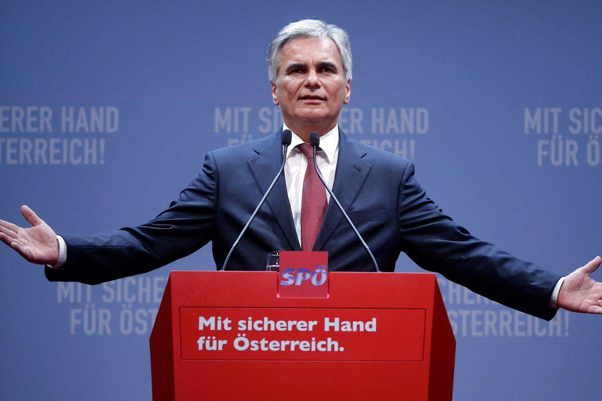 Werner Faymann musste im November 2014, beim 43. Bundesparteitag der SPÖ, einen Dämpfer hinnehmen. Mit nur 84 Prozent wurde er zum Parteichef gewählt - schon 2012 hatte er nur knapp über 83 Prozent erhalten. Noch im Wahlkampf 2013 hatte sich Faymann als Kapitän, der Österreich mit ruhiger Hand durch stürmische Zeiten lotst, präsentiert. Doch schon damals geriet er in unruhiges Fahrwasser: Mit rund 27 Prozent musste seine Partei ein Minus hinnehmen, blieb aber auf Platz eins, konnte sich mit der ÖVP einigen und als Kanzler in eine zweite Amtszeit gehen.