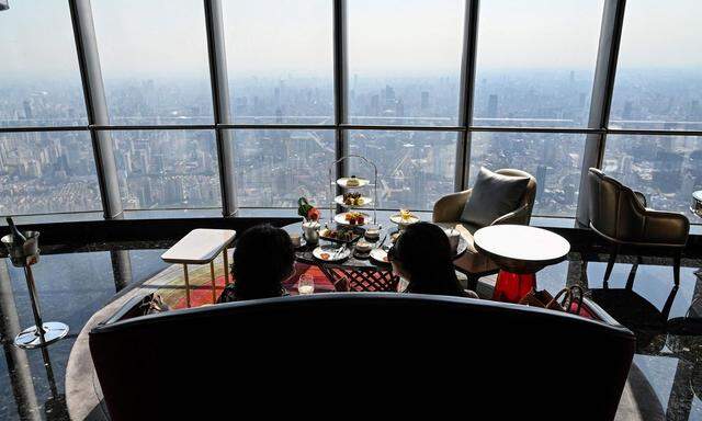 Chinas Wirtschaft boomt, und so manche frönen in Shanghai dem Luxus. 