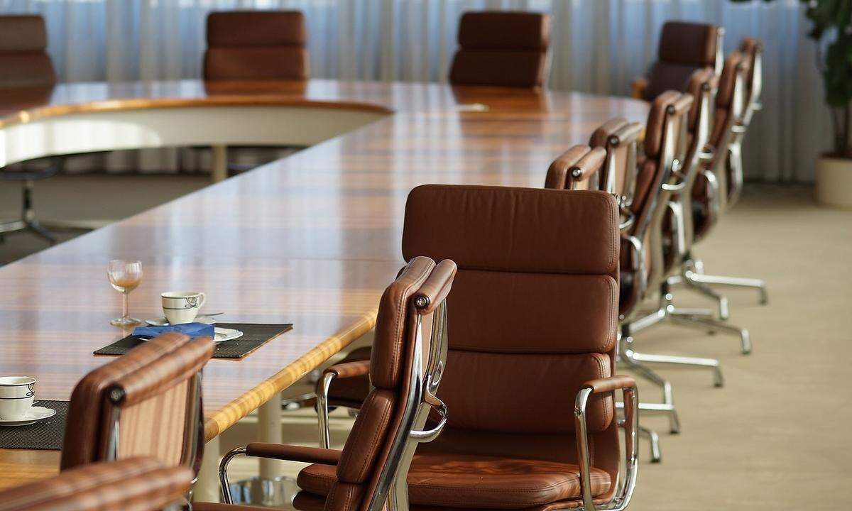 7. Geheime Besprechung Nach dem Meeting bitten Sie ein oder zwei Mitarbeiter, noch dazubleiben und über "eine wichtige Sache" zu sprechen. Diejenigen, die nicht eingeladen wurden, werden sich sofort fragen, worum es geht und warum sie ausgeschlossen wurden.