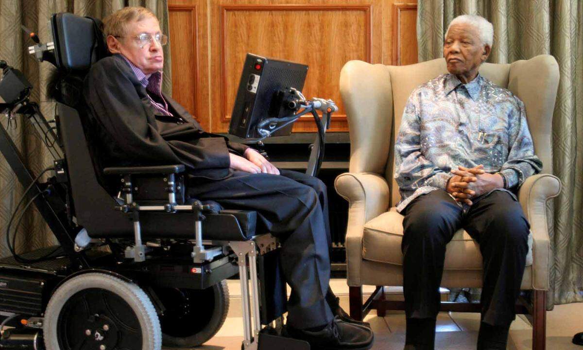  "Ich bin der Ansicht, dass wir alle, nicht nur die theoretischen Physiker, gern wissen wollen, woher wir kommen." In einem Interview mit dem "Spiegel", 1988. Im Bild mit Nelson Mandela, 2008.