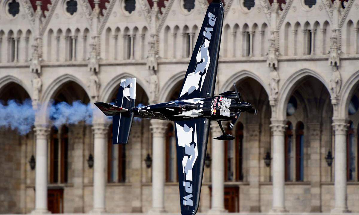 Das Red Bull Air Race gastierte in Budapest und lieferte Flugmanöver vor historischer Kulisse.