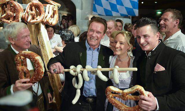 Schwarzenegger mit Freundin und Sänger Gabalier.