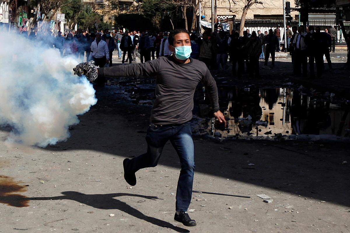 Am Freitagmorgen liefern sich in der Hauptstadt Kairo Polizisten Straßenschlachten mit der Polizei. Ein Demonstrant wird durch ein Gummigeschoß getötet.