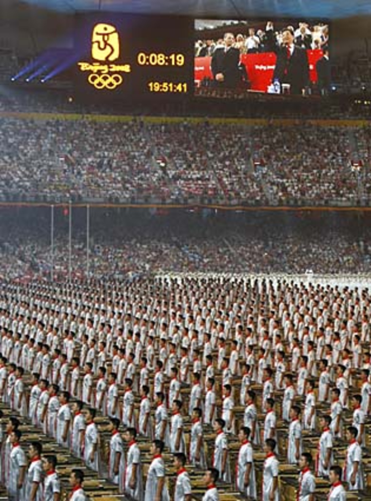 19:51 Ortszeit: Chinas Präsident Hu Jintao (oben rechts) begrüßt die über 90.000 Besucher im Nationalstadion.