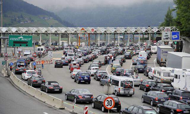 PFINGSTREISEVERKEHR - STAU AUF DER BRENNER AUTOBAHN (A13)