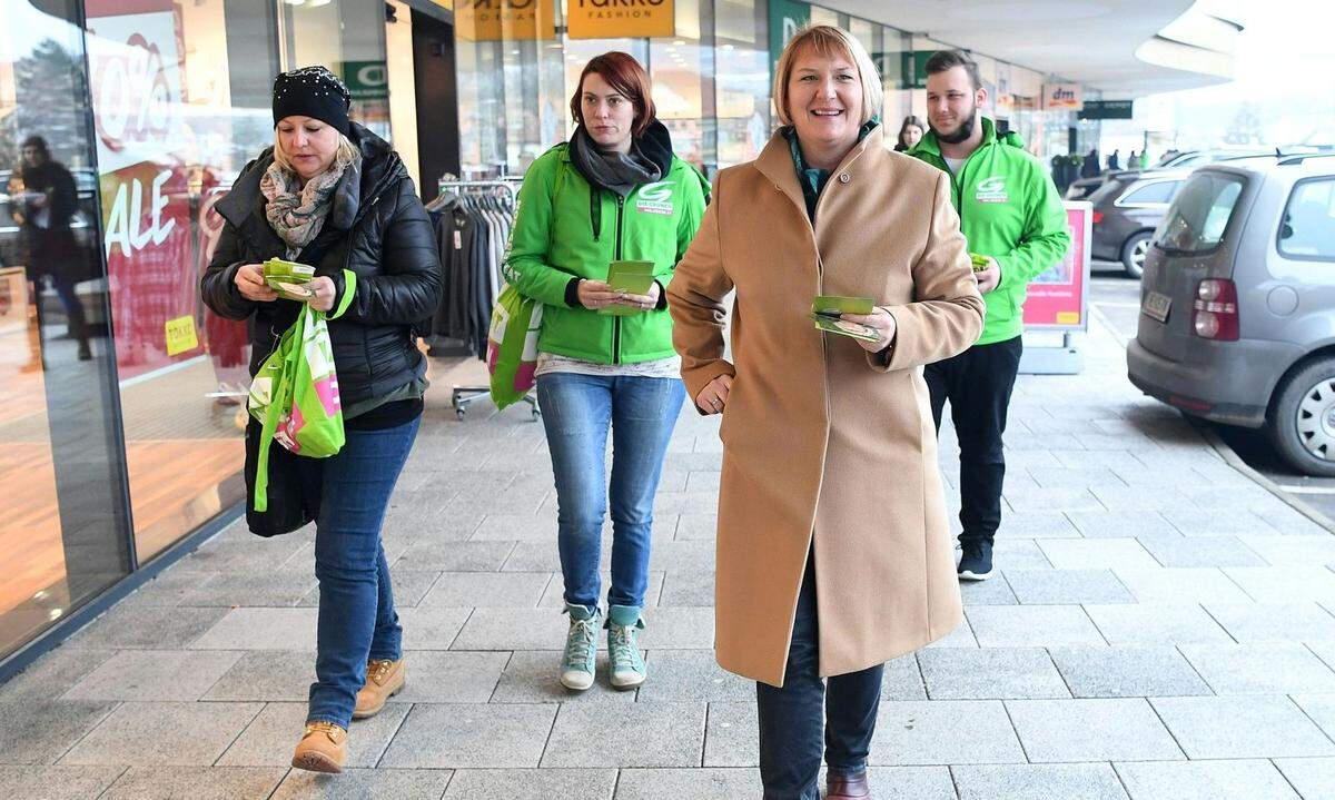 Doch wer ist Krismer im realen Leben? Nach der Matura am naturwissenschaftlichen Bundesrealgymnasium Wörgl schloss sie das Veterinärmedizin-Studium 2002 mit der Promotion ab. Politisch engagiert sie sich seit 2000 als Grüne Gemeinderätin und ab 2010 als Vizebürgermeisterin in Baden bei Wien sowie seit April 2003 als Abgeordnete und seit Jänner 2014 als Klubobfrau im niederösterreichischen Landtag.