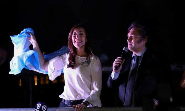 Javier Milei und seine Vizepräsidentin Victoria Villarruel jubeln nach gewonnener Wahl ihren Fans in Buenos Aires zu.
