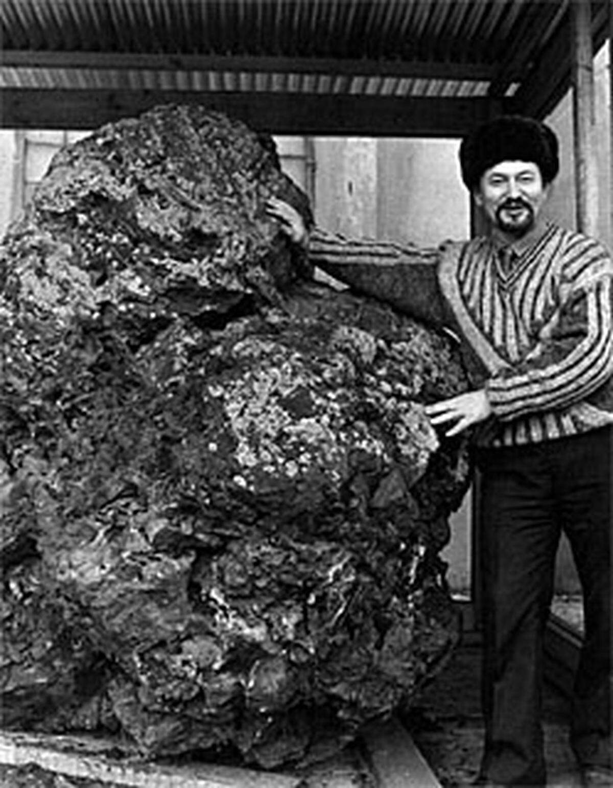 Am 30. Juni 1908 explodierte ein mit 20 Metern relativ schlanker Meteorit über Sibirien. Er löste eine gigantische Druckwelle aus und knickte auf einer Fläche von rund 2000 Quadratkilometer Bäume wie Streichhölzer. Die Sprengkraft wird von Forschern etwa auf das Tausendfache der Hiroshima-Bombe geschätzt.