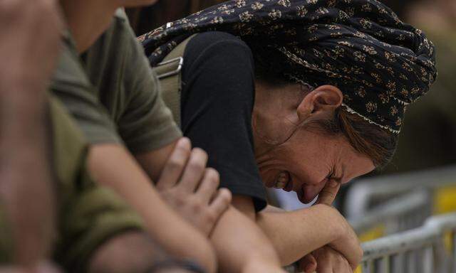 Eine Frau trauert beim Begräbnis eines israelischen Militäroberst, der beim Sturm auf Gaza getötet wurde.