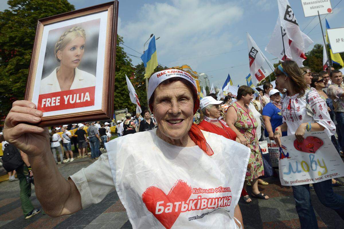 Die oppositionelle Allianz Batkiwschtschina der inhaftierten früheren Ministerpräsidentin Julia Timoschenko auf 21,55 Prozent.