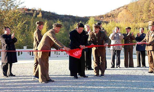 Nordkoreas Präsident Kim Jong-un bei der Einweihungszeremonie eines Kraftwerks.
